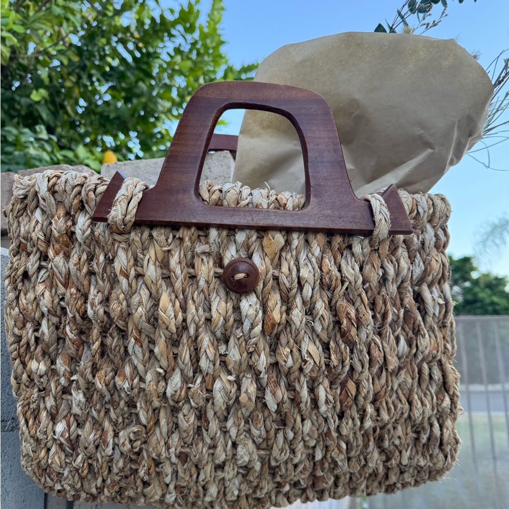 Source Unknown Braided Straw Tote with Wooden Han… - image 1